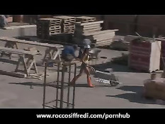 Цыпочка в очках сосёт большой член порно актёра Рокко Сиффреди