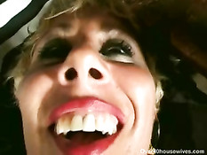 Блондинка Danielle в ожидании мужика возбуждает себя вибратором