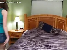 Две девушки любят вылизывать друг дружке ступни уставших ног