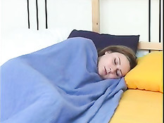 Папочка разбудил спящую голышом доченьку и хорошенько трахнул