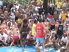 Во время фестиваля голых кисок в американском штате Индиана