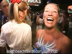 Сексуальные девушки раздеваются во время танцев на вечеринке