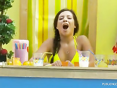 Девушку возбуждают сексуальные приключения в публичных местах