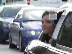 Озорные девки из Майами разъезжают по городу и ебутся в машине