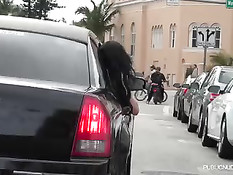 Озорные девки из Майами разъезжают по городу и ебутся в машине