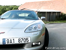 Девушка на машине встретила мотоциклиста и согласилась на анал