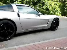 Девушка на машине встретила мотоциклиста и согласилась на анал