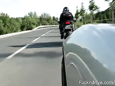 Девушка на машине встретила мотоциклиста и согласилась на анал