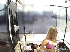 Молодая блондинка Алексис любит заниматься сексом за стеклом
