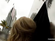 Молодая блондинка Алексис любит заниматься сексом за стеклом