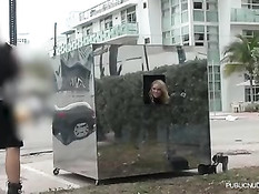 Молодая блондинка Алексис любит заниматься сексом за стеклом