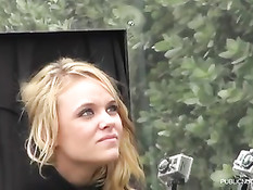 Молодая блондинка Алексис любит заниматься сексом за стеклом