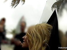 Молодая блондинка Алексис любит заниматься сексом за стеклом