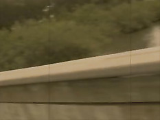 Девушка гуляет без трусиков по парку и ласкает свою мокрую киску