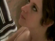 Прыгая на члене девушка успевает выкурить сигарету и отсосать член