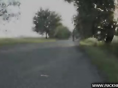 Молодая автогонщица взяла на дороге попутчика и сделала минет