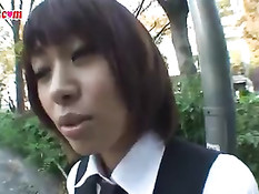 Японские парни проверяют молодую дурёху на сексуальные таланты