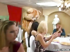 Большой член парня побывал во ртах почти у всех пришедших девок