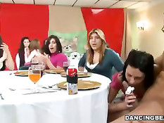 Голый мужик на банкете стаскивает стринги с выпивших девушек