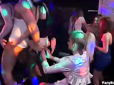 Молодёжные вечеринки очень часто заканчиваются групповым сексом