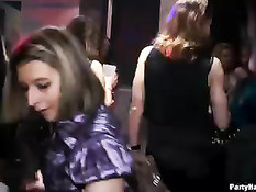 Молодёжные вечеринки очень часто заканчиваются групповым сексом