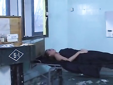 Медсестра без трусиков Дора Вентер возбудилась при виде девушки