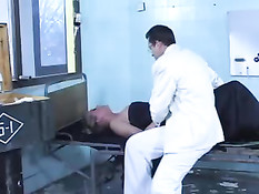 Медсестра без трусиков Дора Вентер возбудилась при виде девушки