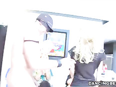 Гламурные девки упражняются в отсасывании членов стриптизёрам