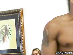 Гламурные девки упражняются в отсасывании членов стриптизёрам