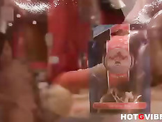 Вымазанные маслом девочки с фаллоимитаторами выглядят сексуально