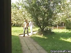 Развратная моложавая бабушка пригласила двух парней для секса