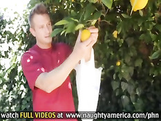 Даймонд Джексон оттрахала молодого вора залезшего к ней в сад