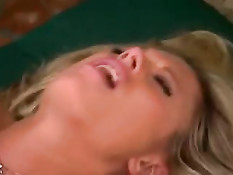 Грязная шлюха Briana Banks у бассейна отдалась мужику во все дыры