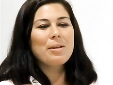 Лесбиянка с маленькой грудью разделась и описала грудастую девку