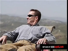 Красотка подошла к отдыхавшему на улице парню и начала целовать