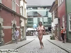 Летние прогулки голых девок по городским достопримечательностям