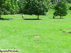 Летние прогулки голых девок по городским достопримечательностям