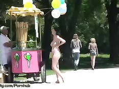 Летние прогулки голых девок по городским достопримечательностям