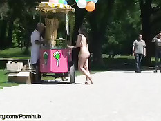 Летние прогулки голых девок по городским достопримечательностям