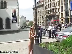 Захватывающие прогулки по большому городу в обнажённом виде