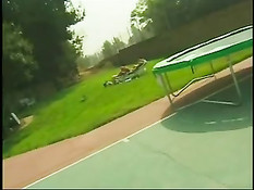 Некоторым девушкам очень нравится заниматься любовью на улице