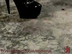 Девушки в корсетах поставили парня раком и трахнули страпоном