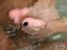 Парень залез в ванну к юной Наташе, которая сделала ему футджоб