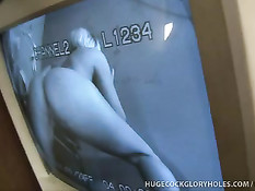 Красотка Жасмин сосёт и дрочит ступнями члены просунутые в дырки