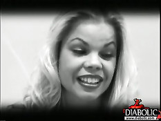 Мужики проверяют молодую блондинку на способность к гэнг-бэнгу