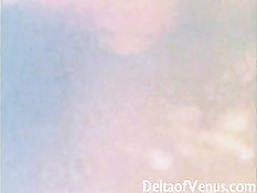 Девушка с красивой грудью начинает сеанс азиатского секс массажа