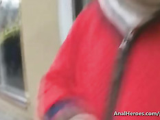 Миниатюрная брюнетка снята на улице города и оттрахана в попку