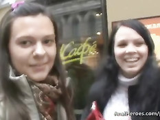 Миниатюрная брюнетка снята на улице города и оттрахана в попку