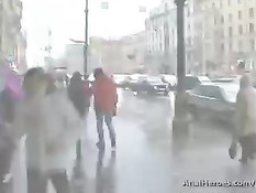 Миниатюрная брюнетка снята на улице города и оттрахана в попку