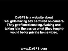 Девочка с тату на пояснице с удовольствием сосёт возбуждённый хуй